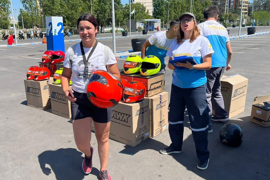 Capacitaron a motociclistas y les entregaron cascos en Pilar