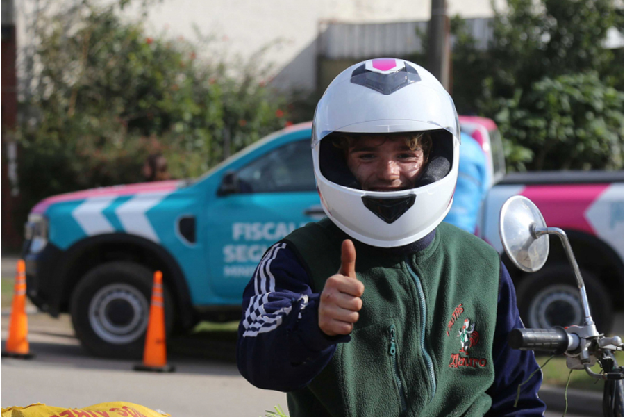 Entregan cascos a motociclistas de Navarro