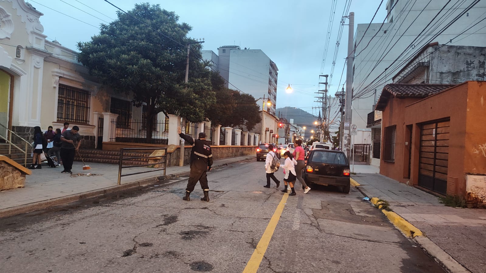 Ponen límites estrictos al estacionamiento de doble fila en los colegios