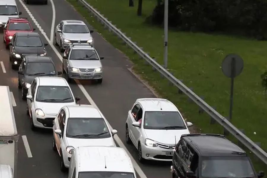 A pesar de que nadie lo reconoce, una de las infracciones más comunes en rutas es circular por la banquina
