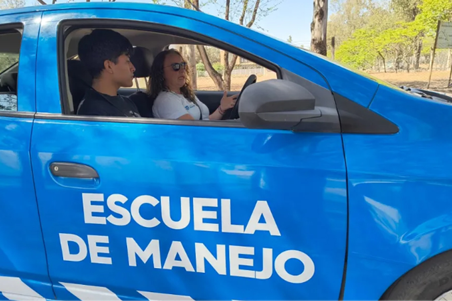 Clases de manejo en una escuela municipal de Salta