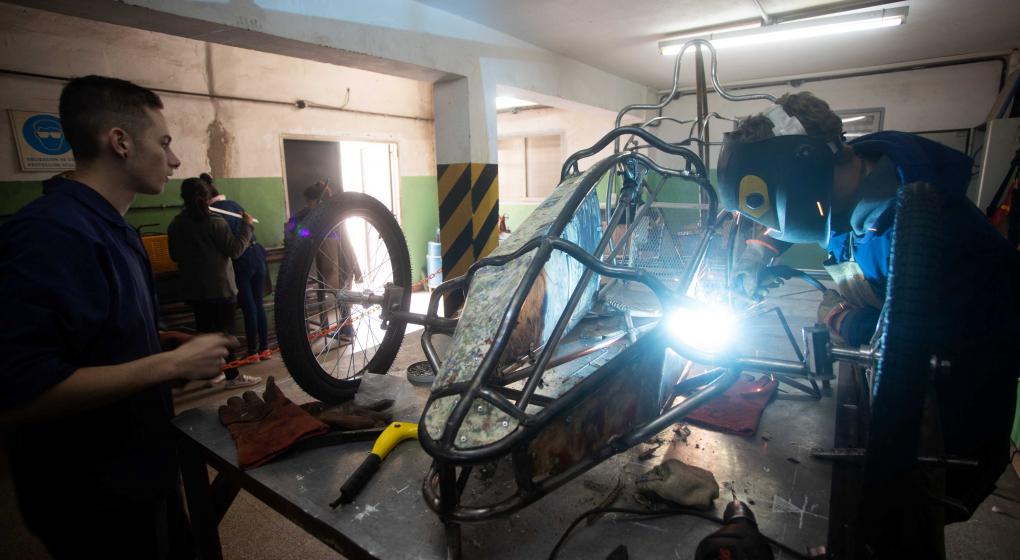 Construyen un auto eléctrico con bolsas de supermercados