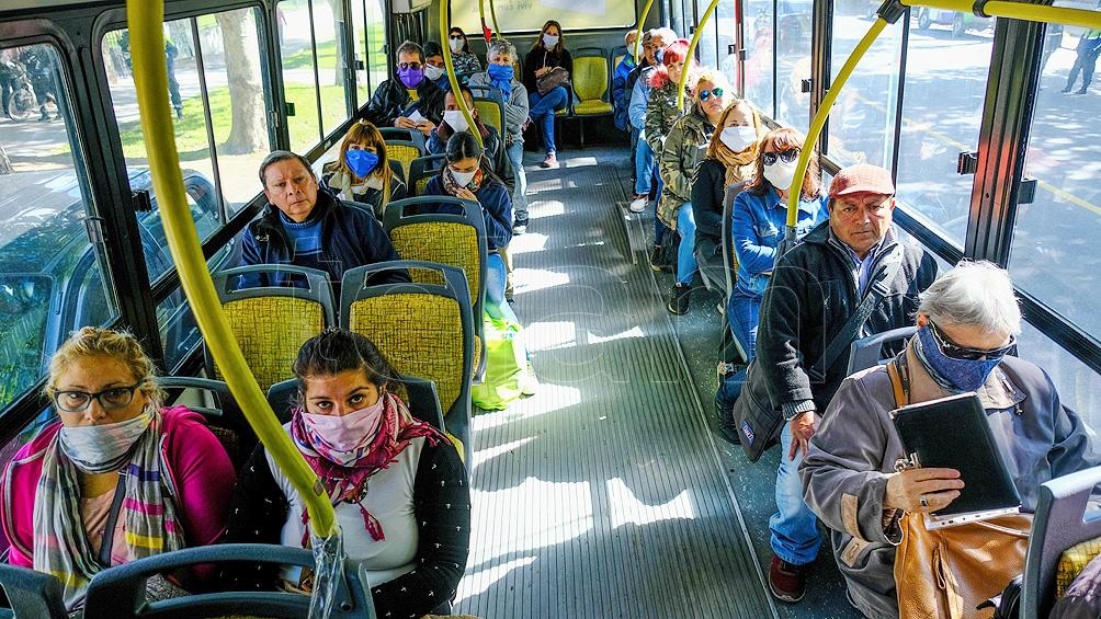 El uso de barbijo casero es obligatorio en el transporte público de todo el país