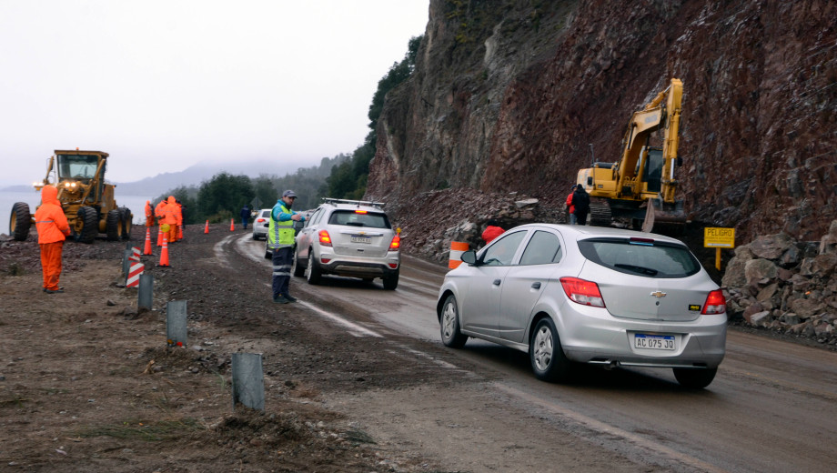 Comienzan a “coser” la montaña para que no vuelva a caer sobre la ruta 40