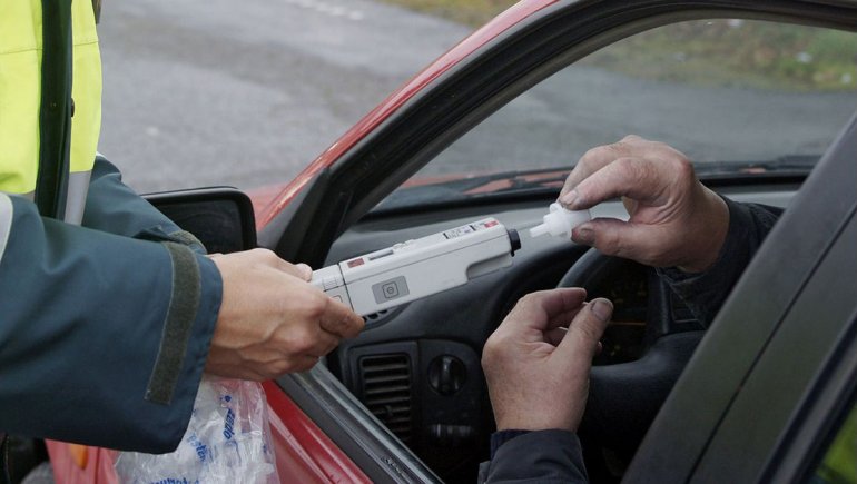 No logran sacar a los borrachos de atrás del volante