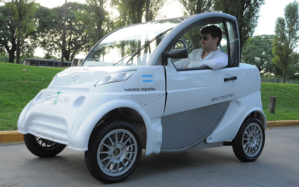 Un auto eléctrico fabricado  en Morón 