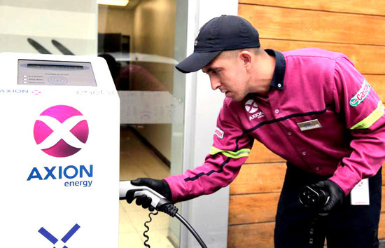 Axion instala un nuevo cargador para autos eléctricos