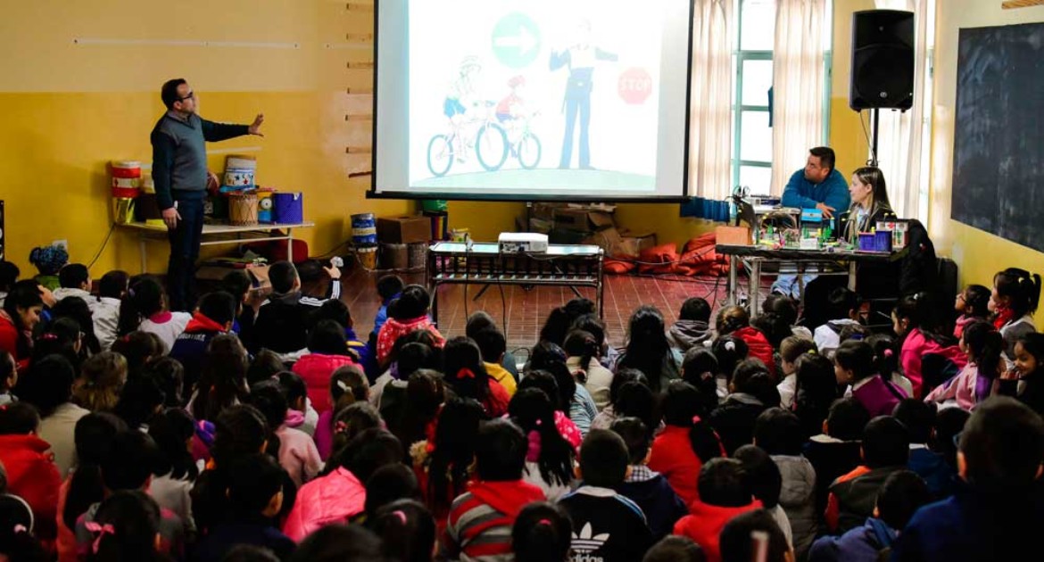 Distribuyen material de educación vial a todas las escuelas del país