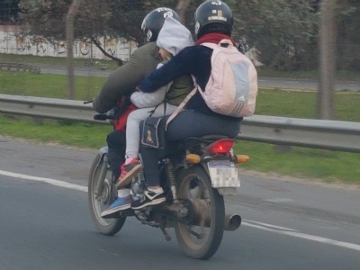 Menos de la mitad de los acompañantes en moto usa el casco obligatorio