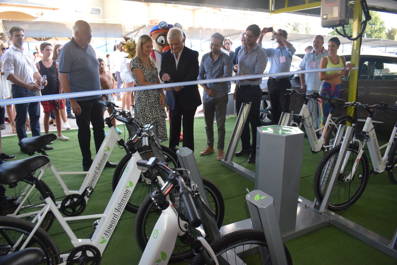 Hotel de Carlos Paz instaló estación de carga para autos y bicicletas eléctricas