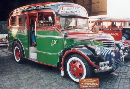 Un poco de historia del Transporte ¿Sabés por qué algunos colectivos tenían el volante a la derecha?