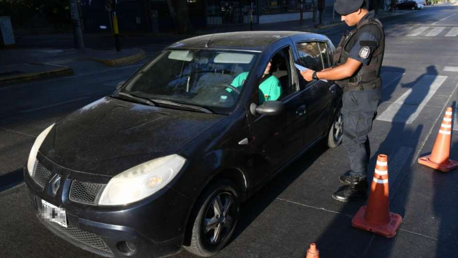 Cuarentena: ¿pueden viajar dos personas en un mismo auto o cometen una infracción?