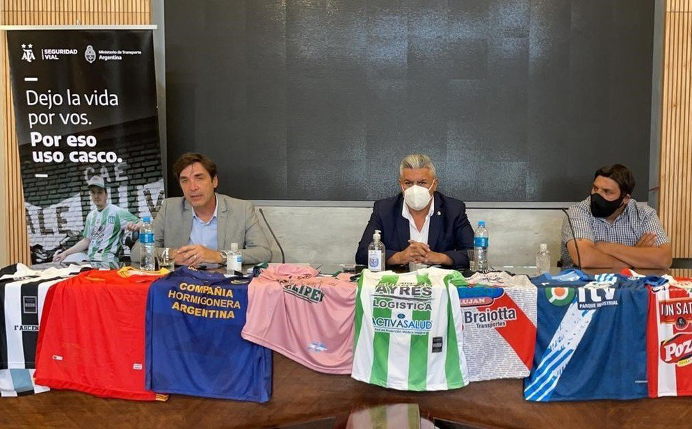 Campaña en el fútbol de ascenso por el uso de casco en la moto