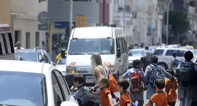 Con las clases volvió el caos vehicular a las escuelas y se multiplican las quejas