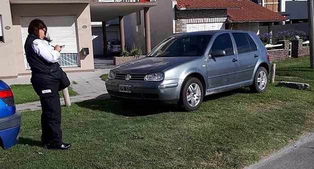 Estacionar en ochavas y sobre los canteros, una mala costumbre que crece en verano