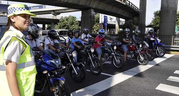 Viajar en dos ruedas. Cada vez más gente elige moverse por la ciudad en moto