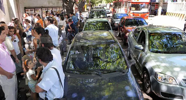 Para evitar los autos en doble fila, más colegios organizan el “sube y baja” de los chicos