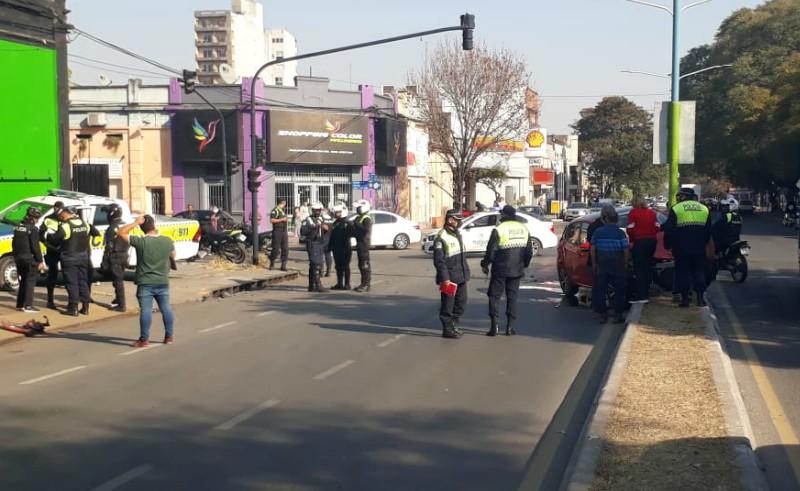 Accidente en Mitre y San Juan: difunden el video del momento en que colisionan un vehiculo y una camioneta de la policia