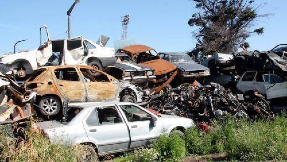 Niños entre restos de autos destrozados para concientizar