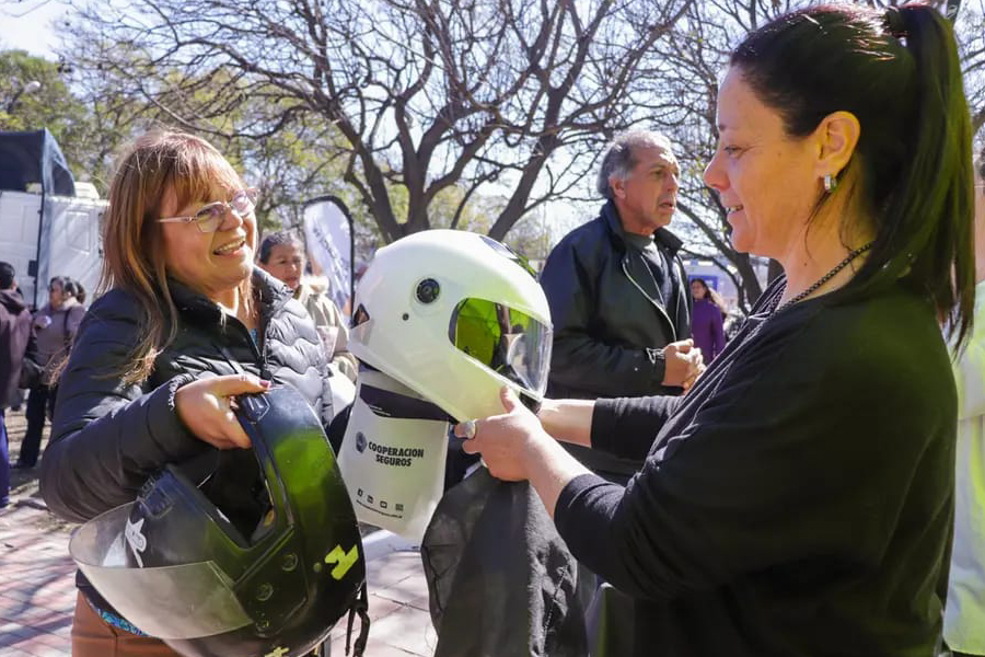 Villa María Segura: entregaron cascos a más de un centenar de motociclistas